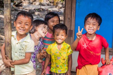 Bago, Myanmar - 10 Aralık 2016: grubun Bago şehirde yerel çocuk gülümseyen