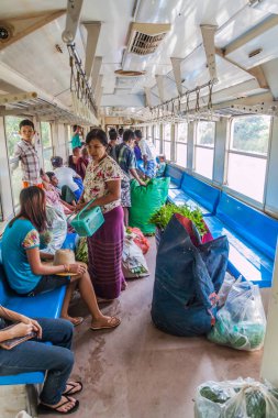 Yangon, Myanmar - 16 Aralık 2016: Commuters Yangon yerel bir trende bir taşıma hattı daire.