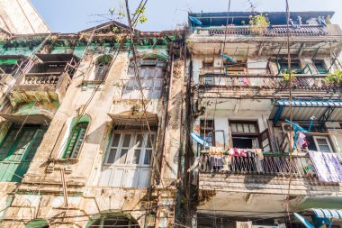 Eski sömürge Yangon, Myanmar içinde bina harap