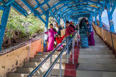 MT Popa, Myanmar - 8 Aralık 2016: İnsanlara Mt Popa, Myanmar için merdiven