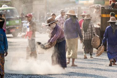 Bago, Myanmar - 10 Aralık 2016: stabilize yol bina yerel yol işçiler.