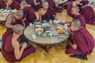 Bago, Myanmar - 10 Aralık 2016: Bago tapınağında rahipler Kya Kha Wain Kyaung onların öğle yemeği yemek.