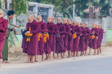 Bagan, Myanmar - 8 Aralık 2016: Budist rahipler kendi günlük sadaka toplama Kazanlı satırlarının.