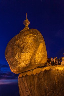 MT Kyaiktiyo, Myanmar - 11 Aralık 2016: Hacılar Mt Kyaiktiyo (altın Rock), Myanmar ziyaret edin