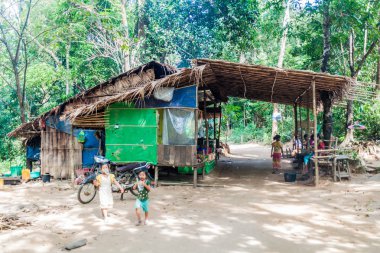 MT Kyaiktiyo, Myanmar - 11 Aralık 2016: Küçük snack durak hiking trail Mt Kyaiktiyo (altın Rock için).