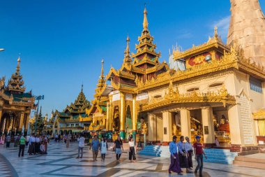 Yangon, Myanmar - 16 Aralık 2016: İnsanlar Shwedagon selami Pagoda Yangon, Myanmar ziyaret edin