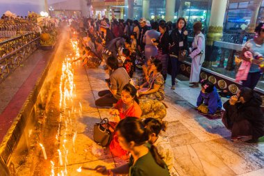 Kyaiktiyo, Myanmar - 11 Aralık 2016: Adanmışlar dua, günbatımı, Myanmar sırasında altın Rock (Kyaiktiyo Pagoda)