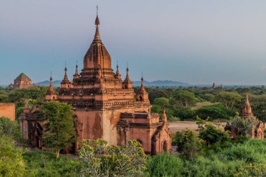 Shwe Nan Yin Taw manastır Bagan, Myanmar arka planda Sulamani tapınak kompleksi