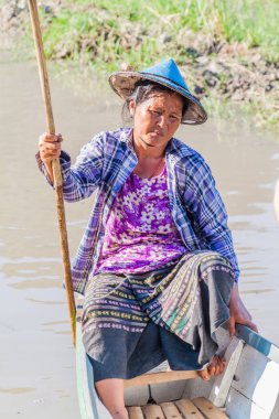 HPa bir, Myanmar - 13 Aralık 2016: yerel kadın Saddan mağara Hpa yakınındaki yakınındaki gölde bir teknede bir, Myanmar