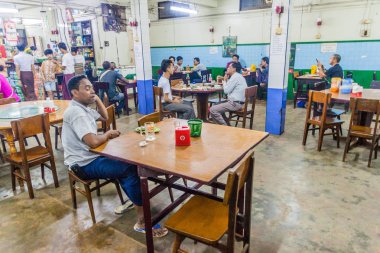 Bago, Myanmar - 10 Aralık 2016: Bago yerel bir barda içinin.