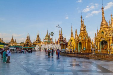 Yangon, Myanmar - 16 Aralık 2016: Shwedagon selami Pagoda Yangon, Myanmar