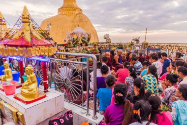MT Kyaiktiyo, Myanmar - 11 Aralık 2016: Hacılar kalabalıklar Mt Kyaiktiyo (altın Rock), Myanmar başında dua