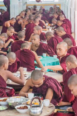 Bago, Myanmar - 10 Aralık 2016: Bago tapınağında rahipler Kya Kha Wain Kyaung onların öğle yemeği yemek.