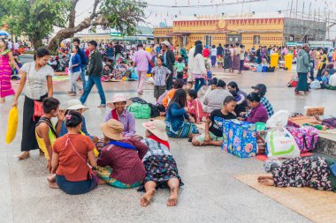 MT Kyaiktiyo, Myanmar - 11 Aralık 2016: Hacılar kalabalıklar Mt Kyaiktiyo (altın Rock), Myanmar üst kısmında rest