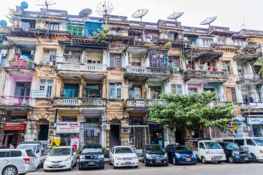 Yangon, Myanmar - 15 Aralık 2016: Yangon eski harap binalarda.