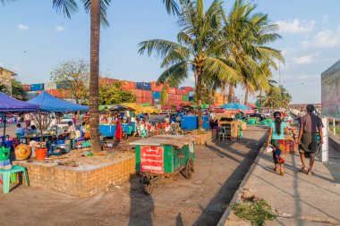 Yangon, Myanmar - 15 Aralık 2016: Sokak gıda tezgahları Yangon Botataung limanından.