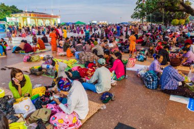 MT Kyaiktiyo, Myanmar - 11 Aralık 2016: Hacılar kalabalıklar Mt Kyaiktiyo (altın Rock), Myanmar üst kısmında rest