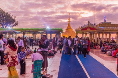 MT Kyaiktiyo, Myanmar - 11 Aralık 2016: Hacılar kalabalıklar Mt Kyaiktiyo (altın Rock), Myanmar üst kısmında rest