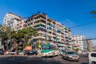 Yangon, Myanmar - 15 Aralık 2016: Yangon eski harap binalarda.