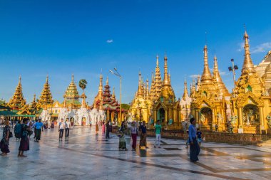 Yangon, Myanmar - 16 Aralık 2016: Shwedagon selami Pagoda Yangon, Myanmar