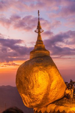 MT Kyaiktiyo, Myanmar - 11 Aralık 2016: Hacılar Mt Kyaiktiyo (altın Rock), Myanmar ziyaret edin