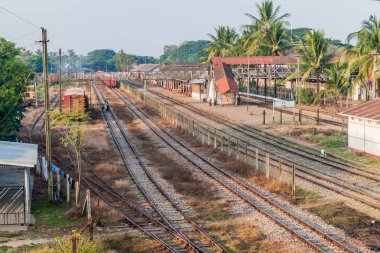 Bago, Myanmar - 10 Aralık 2016: Bago tren istasyonunda görünümünü.