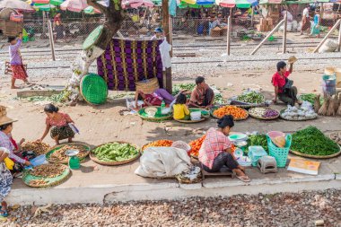 Yangon, Myanmar - 16 Aralık 2016: Yangon yapılan bir pazar yeri olarak kullanılan demiryolu istasyonu platformu.