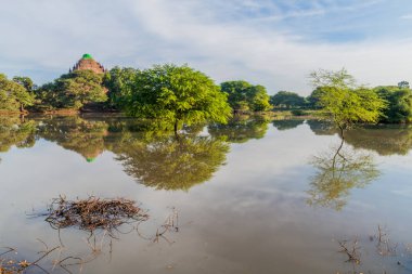 Bagan Sulamani tapınakta bir göl, Myanmar üzerinde görünümünü
