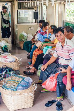 Yangon, Myanmar - 16 Aralık 2016: Commuters Yangon yerel bir trende bir taşıma hattı daire.