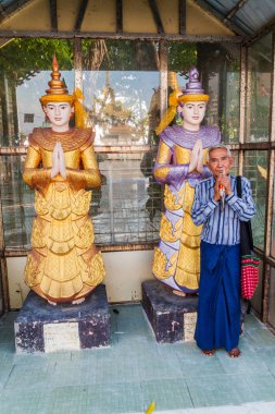 Yangon, Myanmar - 15 Aralık 2016: Yangon, Maynmar Botataung selami pagoda adlı bir ritüel performans yerel adam