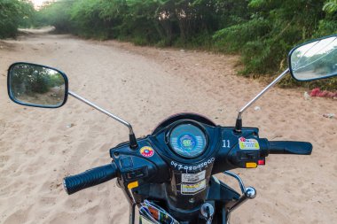 Bagan, Myanmar - 7 Aralık 2016: E-bisiklet (elektrikli scooter) Bagan, Myanmar kum bir iz üzerinde