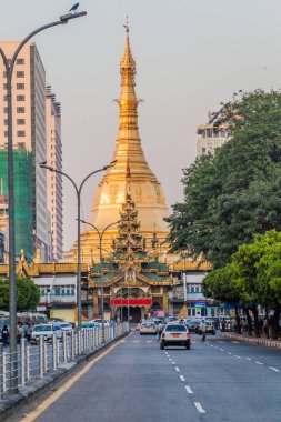 Yangon, Myanmar - 15 Aralık 2016: Yangon Sule Pagoda görünümünü.