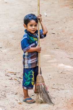 MT Kyaiktiyo, Myanmar - 11 Aralık 2016: küçük çocuk hiking trail Mt Kyaiktiyo (altın Rock için temizlik).