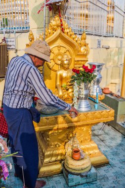 Yangon, Myanmar - 15 Aralık 2016: Yangon, Maynmar Botataung selami pagoda yerel adam