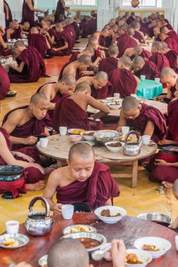 Bago, Myanmar - 10 Aralık 2016: Bago tapınağında rahipler Kya Kha Wain Kyaung onların öğle yemeği yemek.