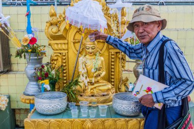 Yangon, Myanmar - 15 Aralık 2016: Yangon, Maynmar Botataung selami pagoda adlı bir ritüel performans yerel adam