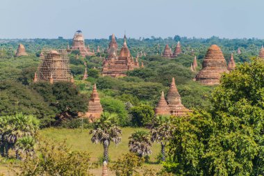 Bagan tapınaklar, Myanmar manzarası. İskele, 2016 depremden sonra geri yüklenen tapınaklardan altındadır.