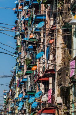 Yangon, Myanmar - 15 Aralık 2016: Çanak antenler ve Yangon kablolar ile konut yapı.