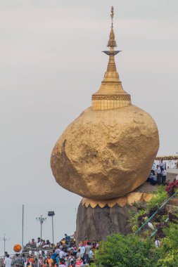 MT Kyaiktiyo, Myanmar - 11 Aralık 2016: Hacılar kalabalıklar Mt Kyaiktiyo (altın Rock), Myanmar ziyaret edin