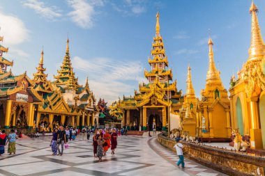 Yangon, Myanmar - 16 Aralık 2016: İnsanlar Shwedagon selami Pagoda Yangon, Myanmar ziyaret edin