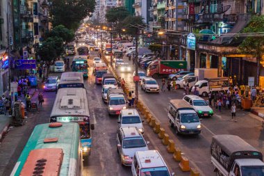 Yangon, Myanmar - 15 Aralık 2016: Rating Yangon de Mahabandoola yol.