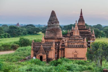 Shwe Nan Yin Taw manastır arka planda Bagan, Myanmar karmaşık