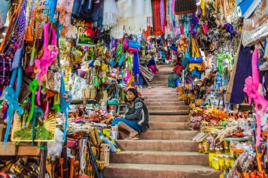 MT Popa, Myanmar - 8 Aralık 2016: Biblo ve Hediyelik eşya satıcıları, merdiven Mt Popa, Myanmar
