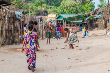 MT Kyaiktiyo, Myanmar - 11 Aralık 2016: çocuklar bir top ve kutular ile oynarken Mt Kyaiktiyo (altın Rock), Myanmar yakın: