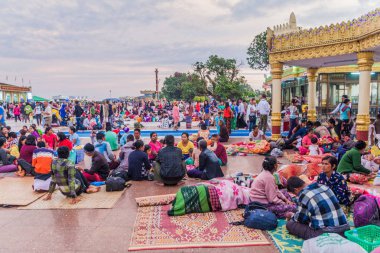 MT Kyaiktiyo, Myanmar - 11 Aralık 2016: Hacılar kalabalıklar Mt Kyaiktiyo (altın Rock), Myanmar üst kısmında rest