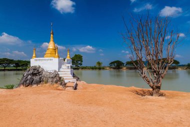 Küçük stupa Hpa yakınındaki Kyaut Ka Lat (Kyaut Kalat veya Kyauk Kalap) Tapınağı'nda bir, Myanmar