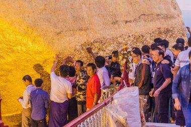 MT Kyaiktiyo, Myanmar - 11 Aralık 2016: Hacılar Mt Kyaiktiyo (altın Rock), Myanmar ziyaret edin