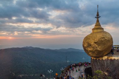 MT Kyaiktiyo, Myanmar - 11 Aralık 2016: Hacılar kalabalıklar Mt Kyaiktiyo (altın Rock), Myanmar ziyaret edin
