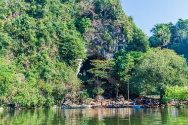 HPa bir, Myanmar - 13 Aralık 2016: küçük göl kenarında Saddan mağara Hpa yakınındaki bir, Myanmar