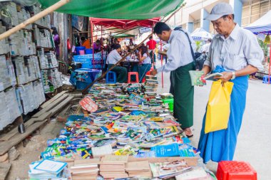 Yangon, Myanmar - 15 Aralık 2016: Street kitap ahır Yangon.